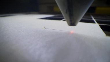 Oyuncak fabrikasında otomatik tahta yapboz üretimi. Lazer ışınıyla kontrplak keserken çekilmiş 4K makro görüntü. Tahta oyuncaklar tasarım konsepti