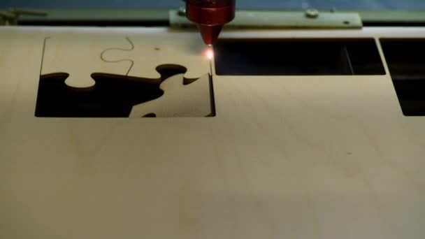 Automaattinen puinen palapeli tuotanto leluja tehdas. 4k makro hdr kuvamateriaalia leikkaus vaneri lasersäde. Puiset lelut suunnittelu käsite — kuvapankkivideo