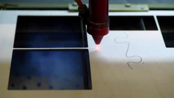 การผลิตจิ๊กซอว์ไม้อัตโนมัติในโรงงานของเล่น วิดีโอ 4k macro hdr ของตัดไม้อัดด้วยรังสีเลเซอร์ แนวคิดการออกแบบของเล่นไม้ — วีดีโอสต็อก