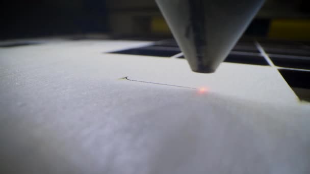 Produção automática de quebra-cabeça de madeira na fábrica de brinquedos. Imagens de macro hdr 4k de madeira compensada de corte com raio laser. Conceito de design de brinquedos de madeira — Vídeo de Stock