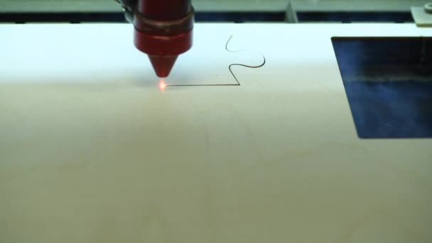 Automatische houten puzzel productie op speelgoed fabriek. 4k macro hdr beeldmateriaal van snijtriplex met laserstraal. Ontwerp van houten speelgoed — Stockvideo