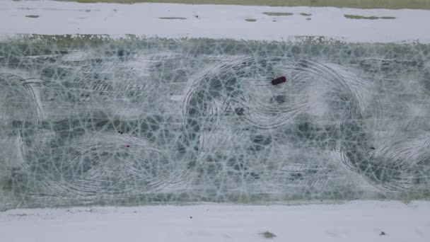Drone Vista aérea do circuito de treinamento em lago congelado com carros esportivos treinando sobre ele antes da competição. Aulas de mergulho extremo. — Vídeo de Stock