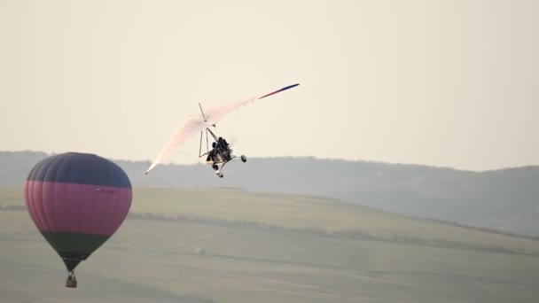 Bela paisagem rochosa da Crimeia com balões coloridos de ar quente voando no pôr do sol, 4k HDR Time Lapse footage — Vídeo de Stock