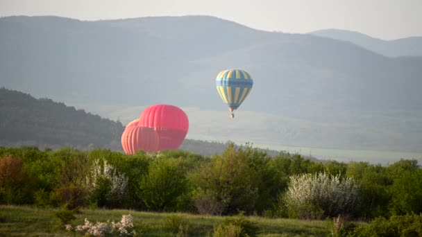 Vackert stenigt landskap i Krim med färgglada varmluftsballonger som flyger på solnedgången, 4k HDR Time Lapse film — Stockvideo