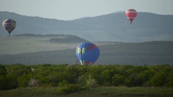 Schöne Felslandschaft der Krim mit bunten Heißluftballons, die bei Sonnenuntergang fliegen, 4k HDR-Zeitraffer-Filmmaterial — Stockvideo