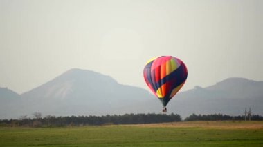 Kırım 'ın güzel kayalık manzarası, günbatımında uçan sıcak hava balonları, 4k HDR zaman aşımı görüntüleri. 
