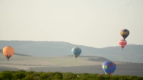 Schöne Felslandschaft der Krim mit bunten Heißluftballons, die bei Sonnenuntergang fliegen, 4k HDR-Zeitraffer-Filmmaterial — Stockvideo