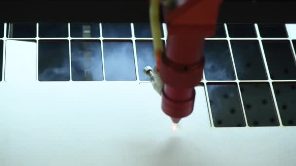 おもちゃ工場で自動木製ジグソーパズル生産。レーザー光線で合板を切断する4kマクロの博士映像。木製玩具のデザインコンセプト — ストック動画