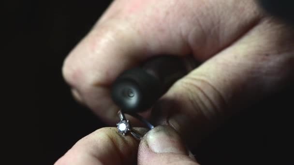 Primo piano di lucidatura anello nuziale da gioielliere caicasian isolato, filmato 4k — Video Stock