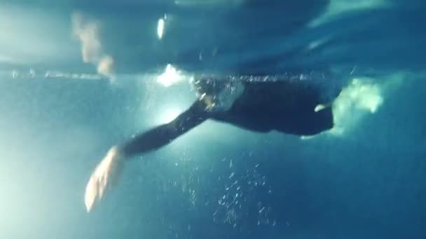 Underwater view professional swimmer in swimming pool. training action workout — Stock Video