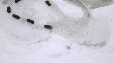 Donmuş göl üzerindeki antrenman pistinin hava aracı görüntüsü yarışmadan önce spor arabalar üzerinde eğitim görüyor. Aşırı dalış dersleri. 