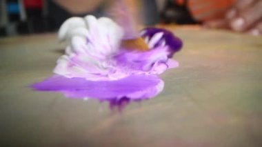 Ressam Tutucu Boya Fırçası 'nın yakın plan fotoğrafı ve ahşap palette renk karışımı. Renkli, duygusal akrilik resim. Çağdaş sanatçı modern soyut sanat eseri yaratıyor