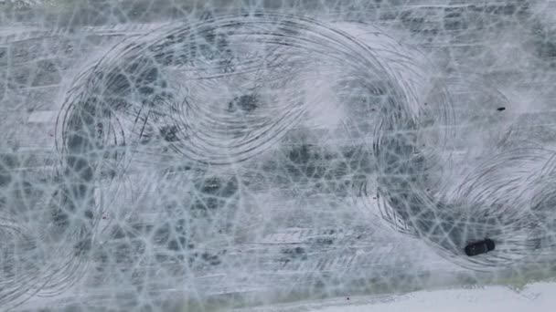 Дрон Воздушный вид тренировочной трассы на замерзшем озере с тренировками спорткаров на нем перед соревнованиями. Экстремальные уроки дайвинга. — стоковое видео