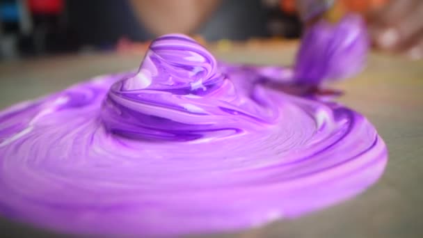 Close-up Shot of Artist Holding Paint Brush és keverjük össze a színt a fa paletta. Színes, érzelmi akril festés. Kortárs művész, modern absztrakt műalkotás — Stock videók