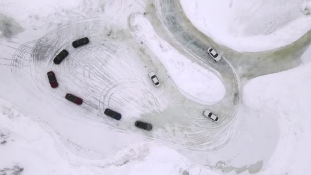 Drohne Luftaufnahme des Trainingsplatzes auf dem zugefrorenen See mit Sportwagen, die vor dem Wettkampf darauf trainieren. Extremtauchunterricht. — Stockvideo