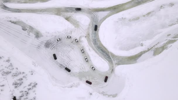 Drone Vue aérienne du circuit d'entraînement sur un lac gelé avec des voitures de sport s'entraînant dessus avant la compétition. Cours de plongée extrême. — Video