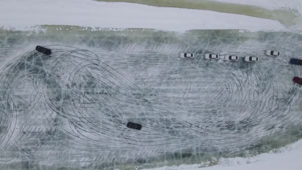 Drone Vista aérea del circuito de entrenamiento en el lago congelado con coches deportivos entrenando en él antes de la competencia. Clases de buceo extremo. — Vídeos de Stock