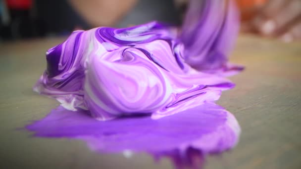 Close-up Shot of Artist Holding Paint Pinsel und mischen Farbe auf Holzpalette. Bunte, emotionale Acrylmalerei. Zeitgenössischer Künstler schafft moderne abstrakte Kunstwerke — Stockvideo