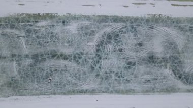 Donmuş göl üzerindeki antrenman pistinin hava aracı görüntüsü yarışmadan önce spor arabalar üzerinde eğitim görüyor. Aşırı dalış dersleri. 