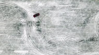 Donmuş göl üzerindeki antrenman pistinin hava aracı görüntüsü yarışmadan önce spor arabalar üzerinde eğitim görüyor. Aşırı dalış dersleri. 