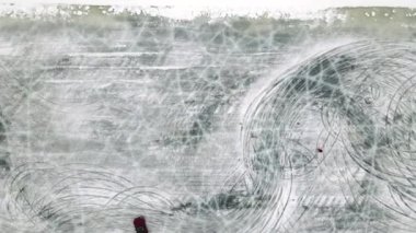 Donmuş göl üzerindeki antrenman pistinin hava aracı görüntüsü yarışmadan önce spor arabalar üzerinde eğitim görüyor. Aşırı dalış dersleri. 