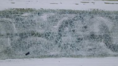 Donmuş göl üzerindeki antrenman pistinin hava aracı görüntüsü yarışmadan önce spor arabalar üzerinde eğitim görüyor. Aşırı dalış dersleri. 