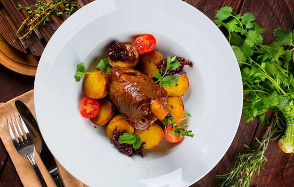 Smakelijk eend op plaat — Stockfoto