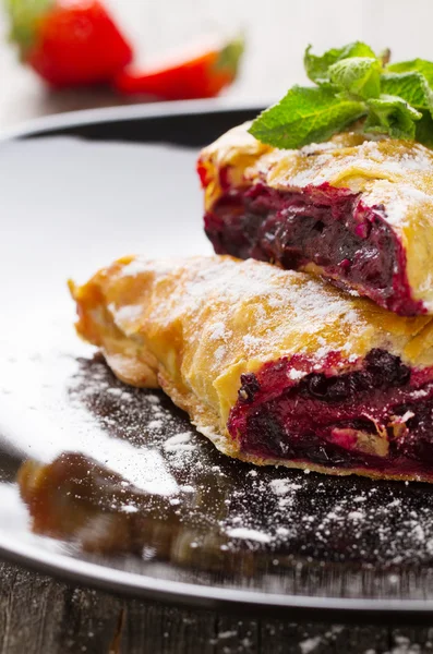 Strudel mit Brombeere in Nahaufnahme — Stockfoto