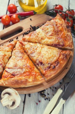 Peynir ve mantarlı pizza