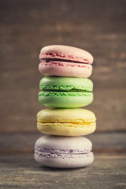 Ahşap arka plan üzerinde macaroons