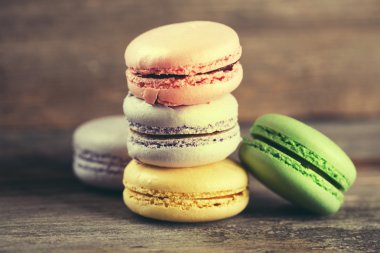 ahşap masa üzerinde macaroons