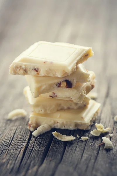 Chocolate branco na mesa de madeira — Fotografia de Stock