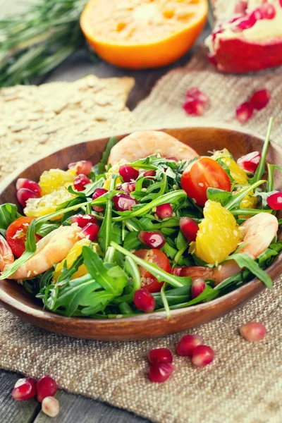 Ahşap plaka üzerinde taze salata