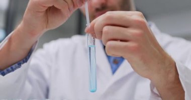 Laboratuvarda tüplerden numune alan bilim adamı Petri kabı kullanıyor. Doktor tıbbi araştırma yapıyor. Laboratuvar aletleri: mikroskop, test tüpleri, ekipmanlar. Yakın çekim görünümü