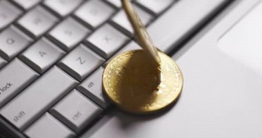 Bitcoin BTC kripto para birimi. Altın sikkeler dizüstü bilgisayara yavaş çekimde düşüyor. Kâr kavramı
