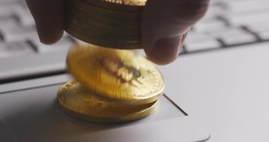 Bitcoin BTC kripto para birimi. Altın sikkeler dizüstü bilgisayarın klavyesinde üst üste düşüyor. Kâr kavramı