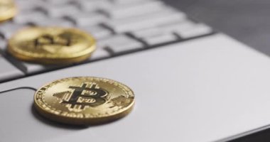 Bitcoin BTC kripto para birimi. Dizüstü bilgisayarda altın sikkeler, çevirmeli makro çekim.