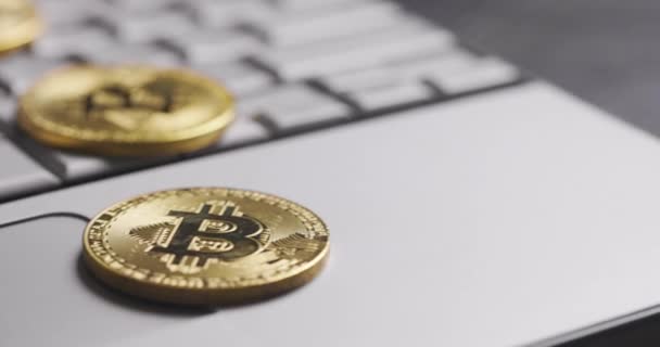Bitcoin BTC kryptovaluta. Gyllene mynt på laptop tangentbord, makro skott med panorering. — Stockvideo