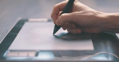 Grafik tableti ve stil kalemi kullanılarak tasarım çiziminin kapatılması