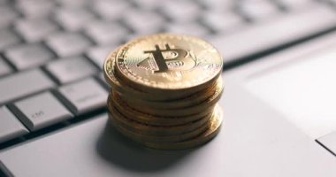 Bitcoin BTC kripto para birimi. Dizüstü bilgisayarda altın para yığını