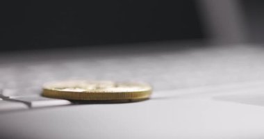 Bitcoin BTC kripto para birimi. Altın paralar dizüstü bilgisayarın klavyesine düşüyor. Kâr kavramı