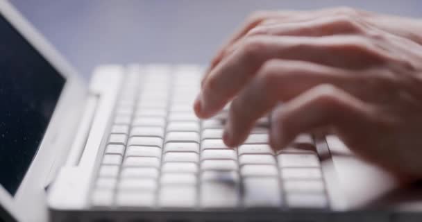 Close-up de mãos masculinas digitando teclado laptop — Vídeo de Stock