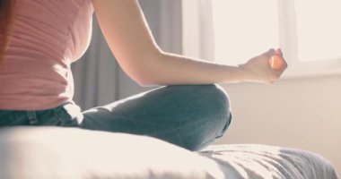 Genç ve çekici bir kadın sabah antrenmanını evde yapıyor. Nilüfer çiçeğinde oturan kadın, yoga meditasyonu yapıyor.