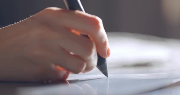 Stylus kalemle dijital tablet resim çizen kadın eli görüntüsünü kapat. Tasarımcı evde yatakta çalışıyor.. — Stok video