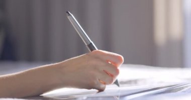 Stylus kalemle dijital tablet resim çizen kadın eli görüntüsünü kapat. Tasarımcı evde yatakta çalışıyor..