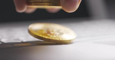 Bitcoin BTC kripto para birimi. Altın sikkeler dizüstü bilgisayarın klavyesinde üst üste düşüyor. Kâr kavramı