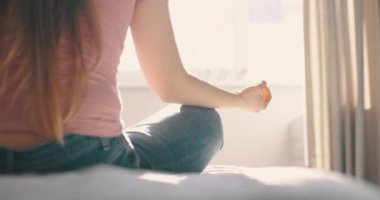 Genç ve çekici bir kadın sabah antrenmanını evde yapıyor. Nilüfer çiçeğinde oturan kadın, yoga meditasyonu yapıyor.