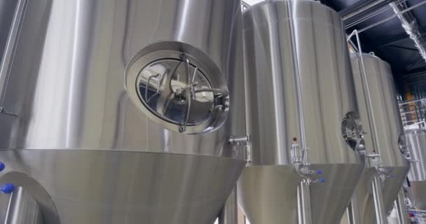 現代のクラフトブルワリー。ビール醸造用のタンク。一番下のビュースローモーション — ストック動画
