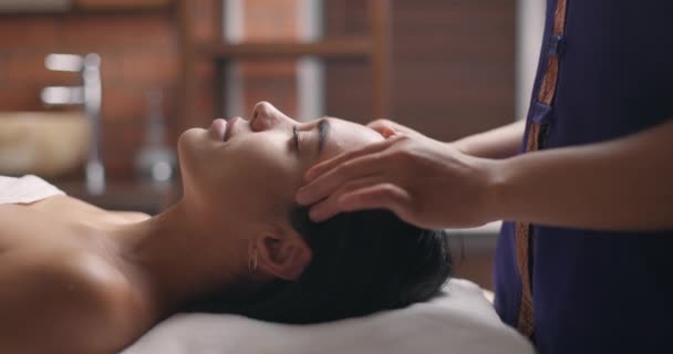Massage du visage dans le salon de beauté spa. Soins de la peau, bien-être, soins de beauté. Mouvement lent — Video
