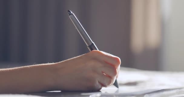 Крупним планом перегляд жіночої руки за допомогою цифрового планшетного малюнка зі стилусовою ручкою. Дизайнер, що працює на ліжку вдома . — стокове відео